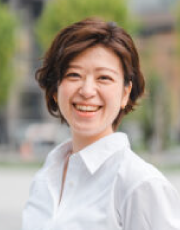 山崎 奈央 氏